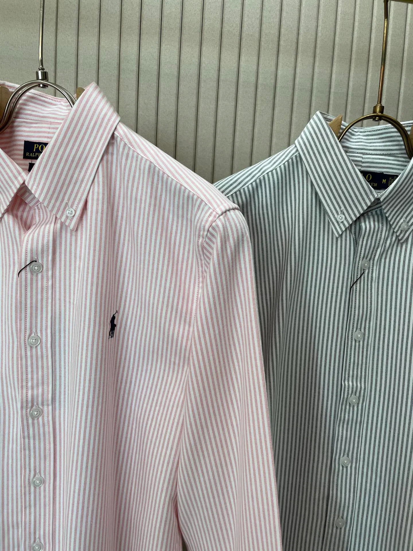 P220 🌸🌸🌸 POLO Ralph Lauren [High Quality] Classic shirt! The classic casual shirt made of pure cotton Oxford cloth has a unique design. It has a simple, clean and classic silhouette design. It is a versatile style that can be switched at will. The fabric feels soft and delicate, highly breathable, and is close to the skin and comfortable to wear. It can be worn alone as an inner layer. Its versatile performance is beyond your imagination! The upper body of the ready-to-wear is simple and classic yet elegant! Size:M-XXL